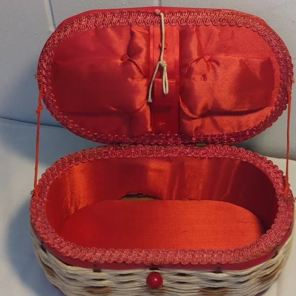 Vintage Personal Sewing Box - Picture 3 of 9